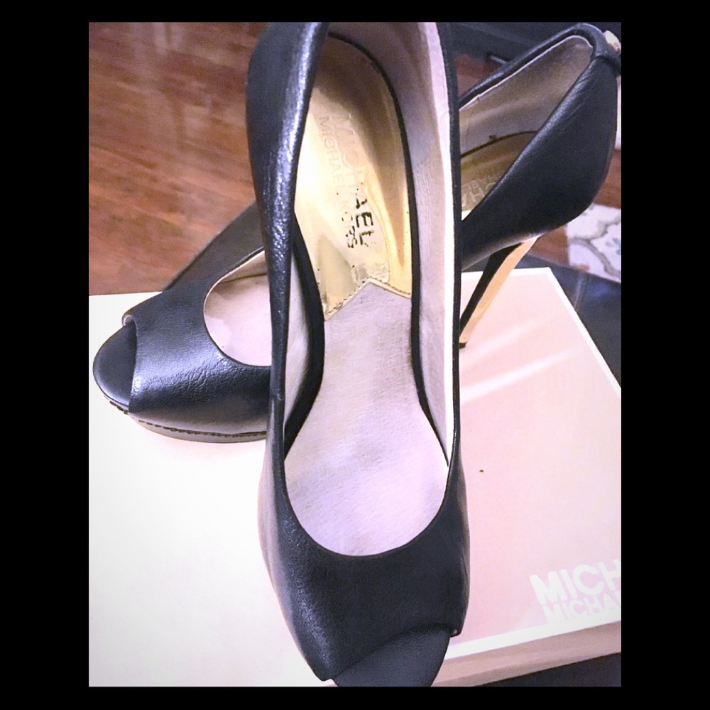 Peep toe pumps